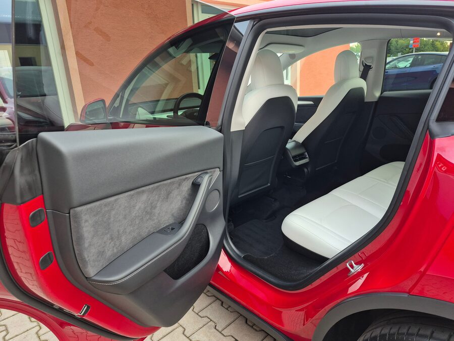 Tesla Model Y Long Range Dual Motor 378 kW – fotografie 20 z 27