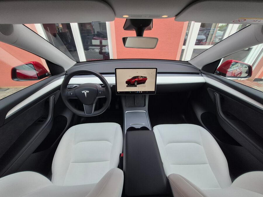 Tesla Model Y Long Range Dual Motor 378 kW – fotografie 21 z 27