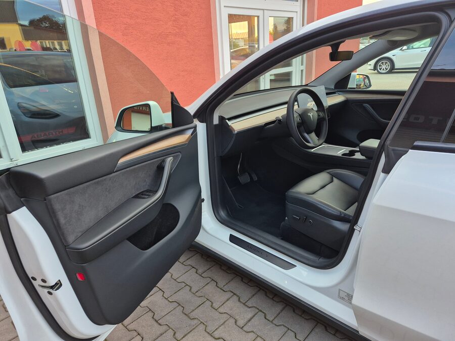 Tesla Model Y Long Range Dual Motor, Berlín, tažné zařízení – fotografie 11 z 28