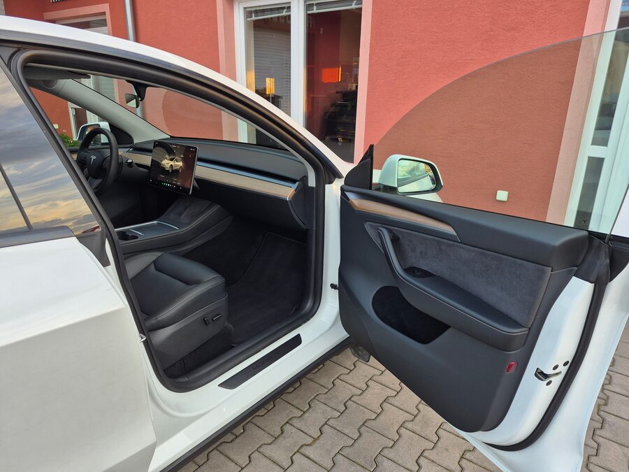 Tesla Model Y Long Range Dual Motor, Berlín, tažné zařízení – fotografie 14 z 28