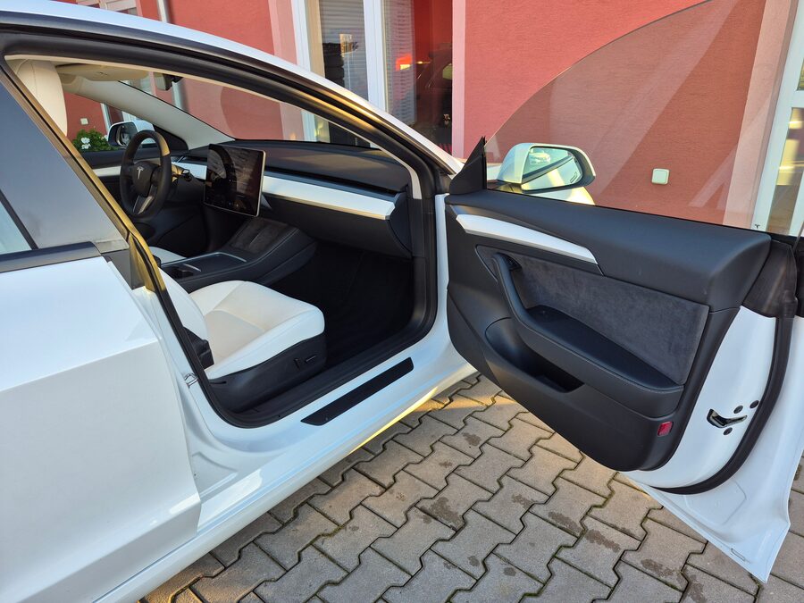 Tesla Model 3 Performance Dual Motor 377 kW – fotografie 13 z 26