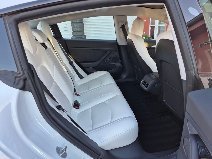 Tesla Model 3 Performance Dual Motor 377 kW – fotografie 15 z 26