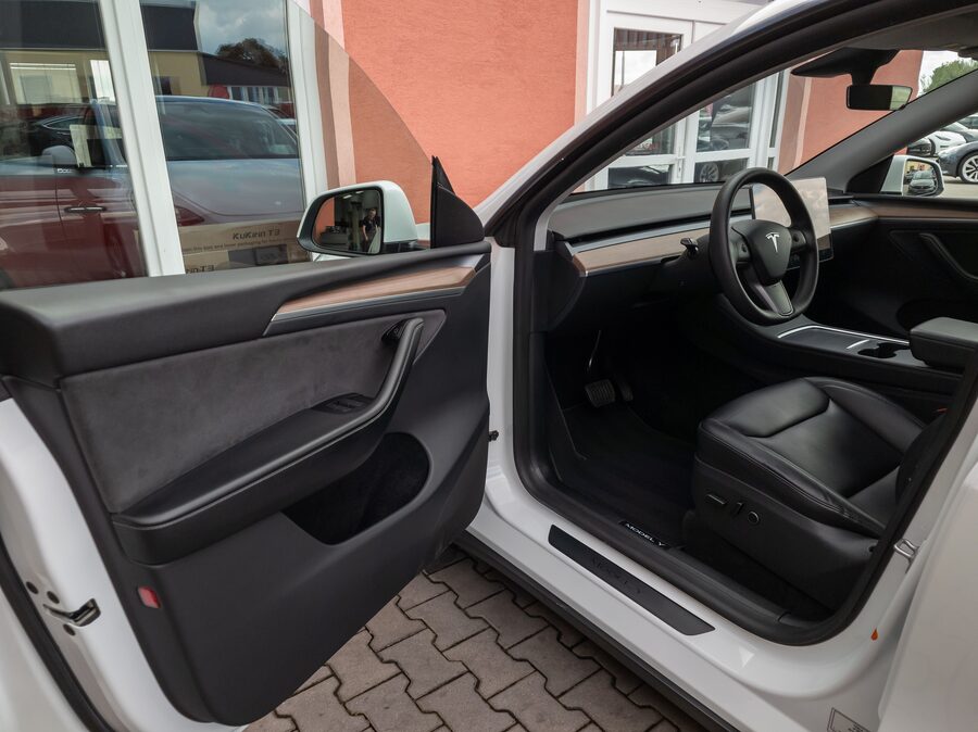 Tesla Model Y Long Range Dual Motor, – fotografie 11 z 25