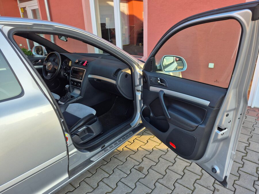 Škoda Octavia 2.0 TDi 125 kW RS – fotografie 14 z 24
