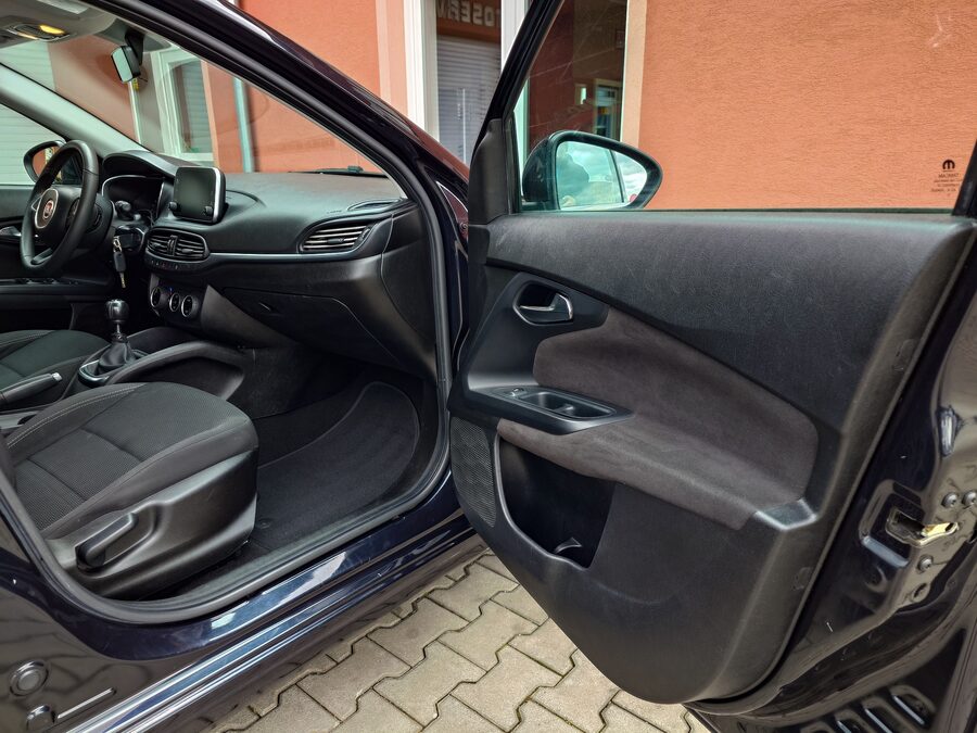 Fiat Tipo 1.6 JTDM Lounge 88 kW – fotografie 14 z 26