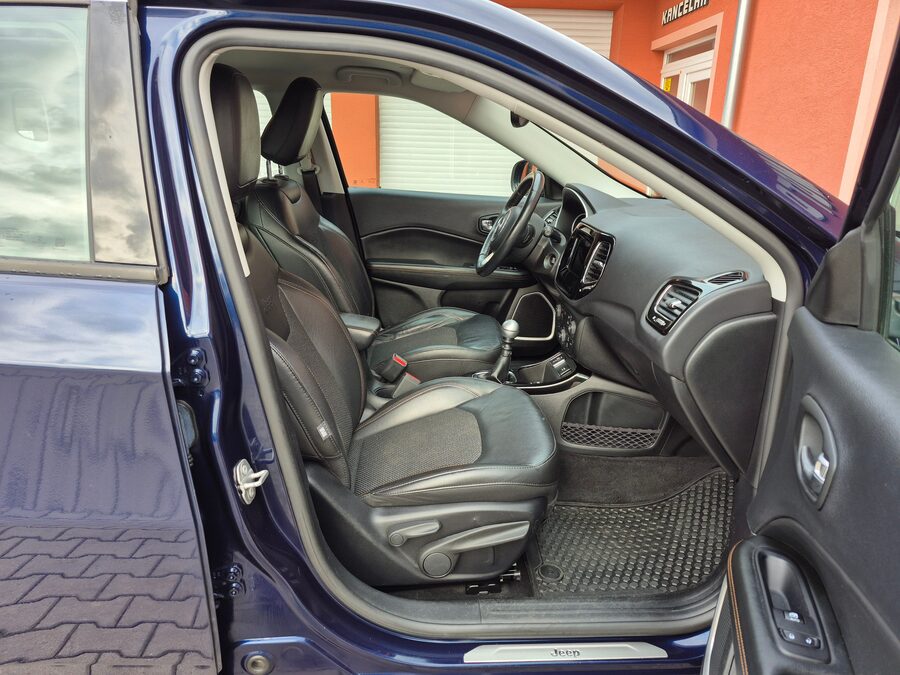 Jeep Compass 1.6 Limited 88 kW – fotografie 13 z 27