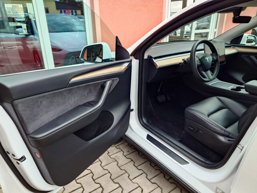 Tesla Model Y Long Range Dual Motor 378 kW – fotografie 12 z 26