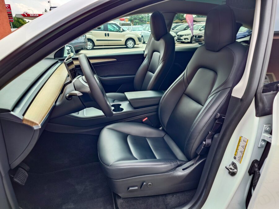 Tesla Model Y Long Range Dual Motor 378 kW – fotografie 13 z 26