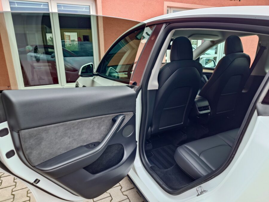 Tesla Model Y Long Range Dual Motor 378 kW – fotografie 14 z 26