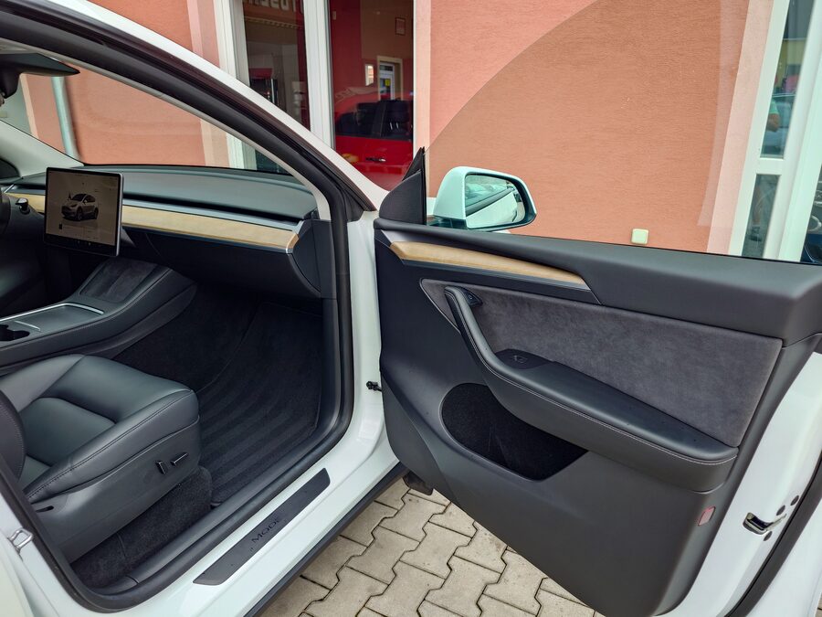 Tesla Model Y Long Range Dual Motor 378 kW – fotografie 18 z 26