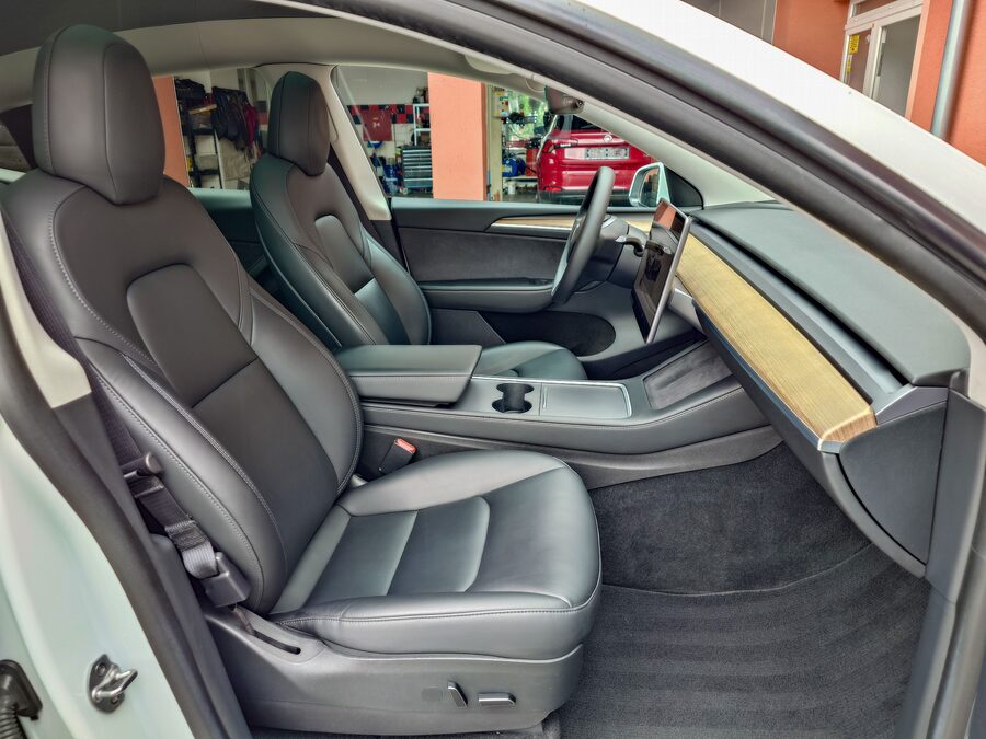 Tesla Model Y Long Range Dual Motor 378 kW – fotografie 19 z 26